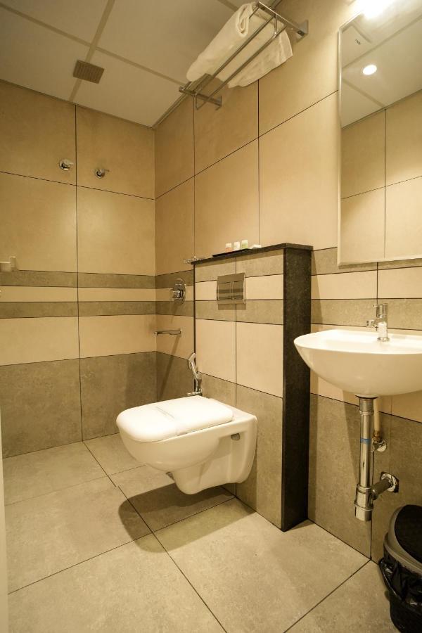 Sulu Residency Hotel Kochi Exterior foto